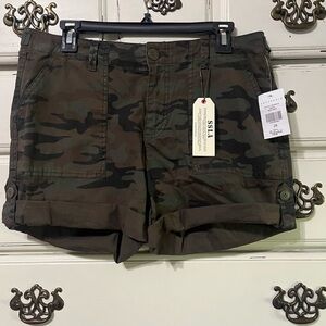 Sanctuary Camo Green Cargo Women's Shorts size 28 
NWT